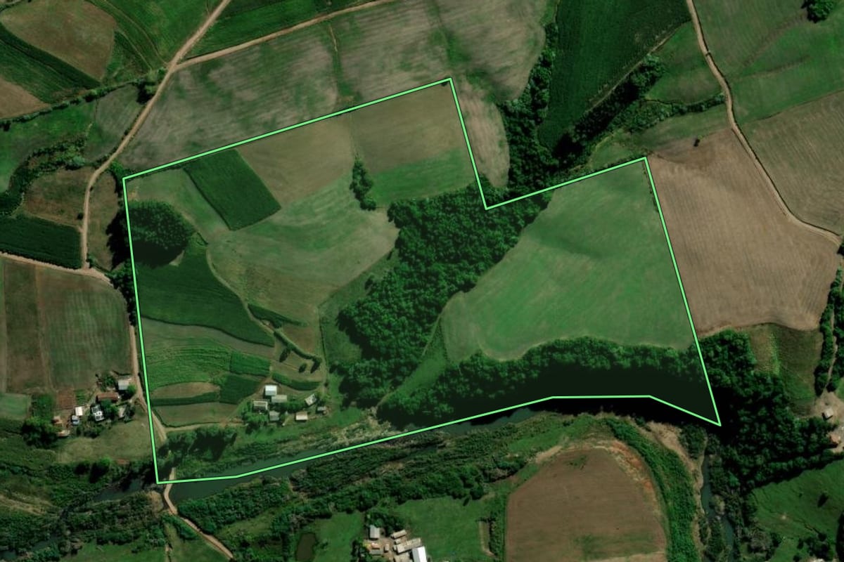 Imagem de satélite do imóvel rural em Arroio do Tigre (RS), com o contorno declarado no CAR desenhado por cima.