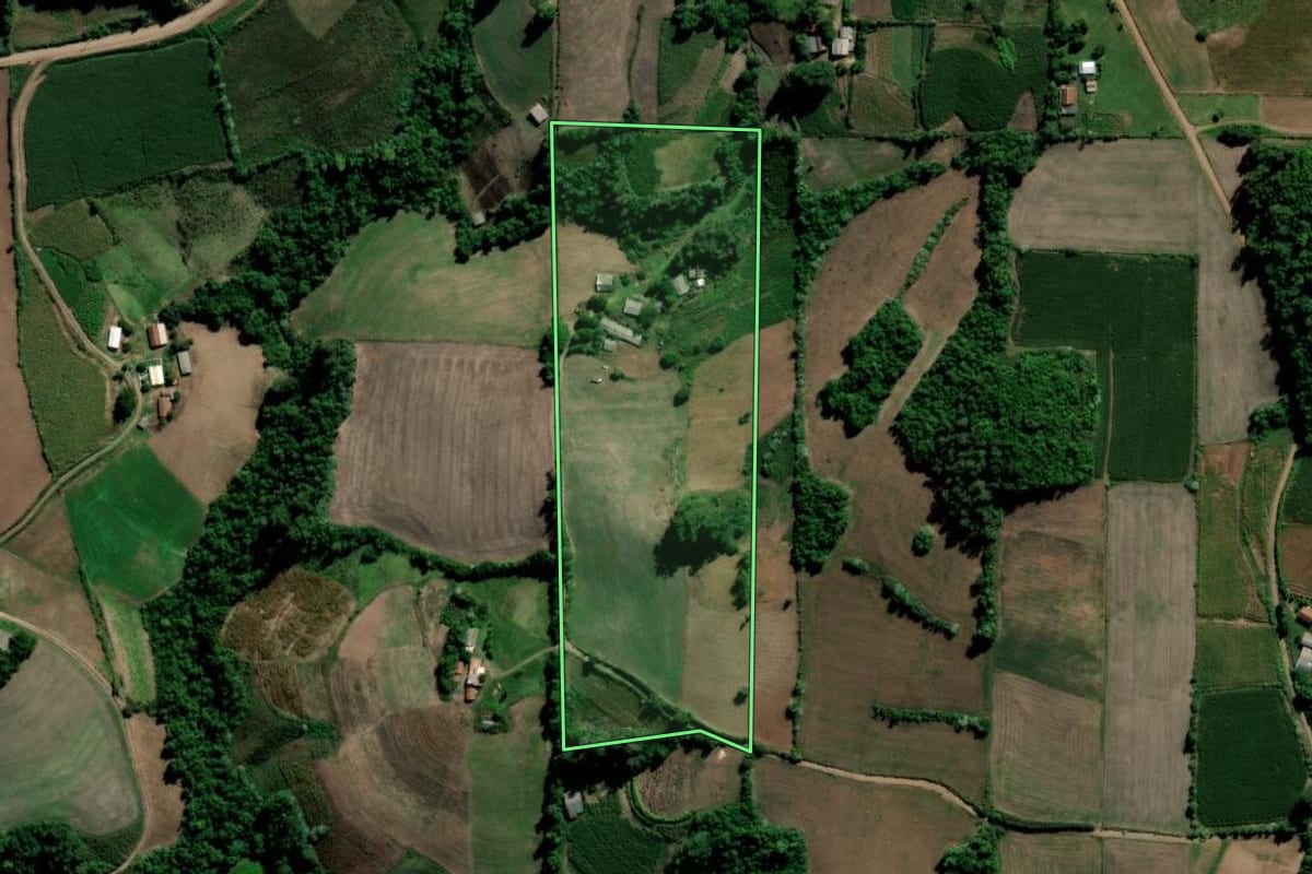 Imagem de satélite do imóvel rural em Arroio do Tigre (RS), com o contorno declarado no CAR desenhado por cima.