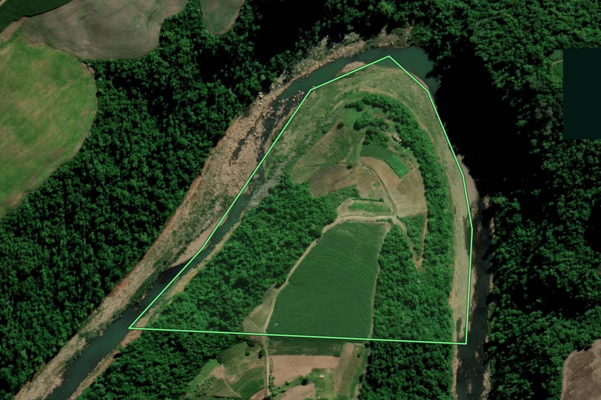 Imagem de satélite do imóvel rural em Arroio do Tigre (RS), com o contorno declarado no CAR desenhado por cima.