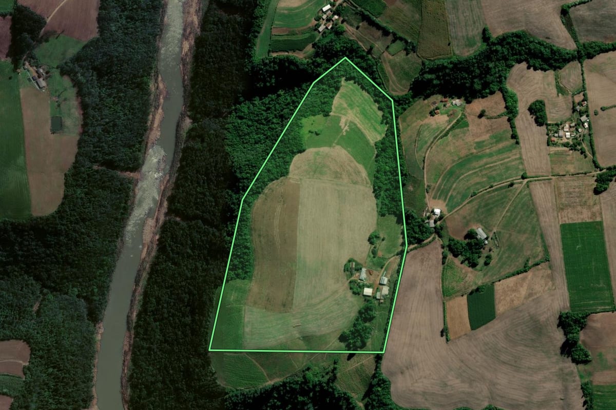 Imagem de satélite do imóvel rural em Arroio do Tigre (RS), com o contorno declarado no CAR desenhado por cima.