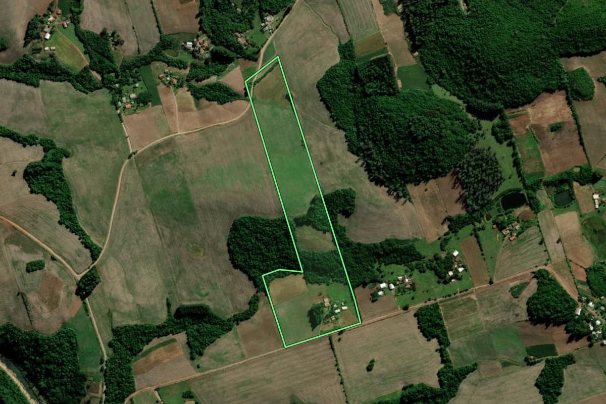 Imagem de satélite do imóvel rural em Arroio do Tigre (RS), com o contorno declarado no CAR desenhado por cima.