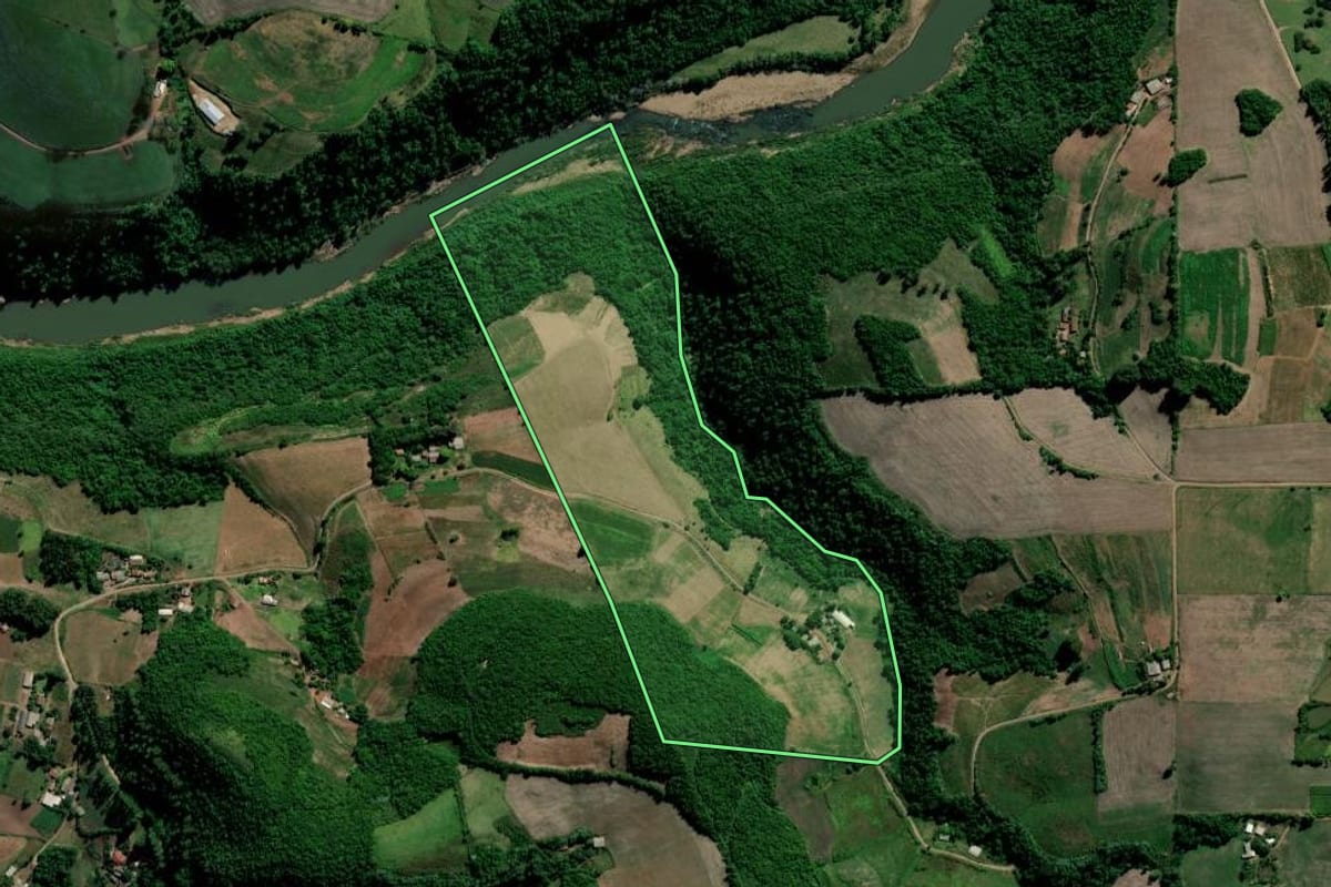 Imagem de satélite do imóvel rural em Arroio do Tigre (RS), com o contorno declarado no CAR desenhado por cima.