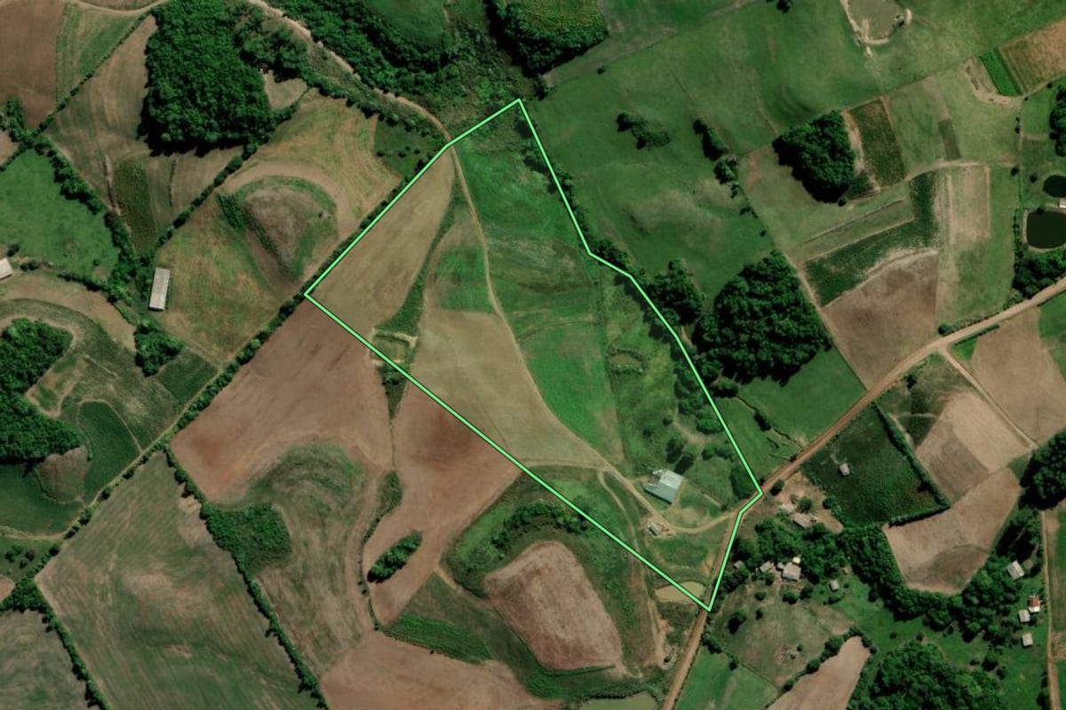 Imagem de satélite do imóvel rural em Arroio do Tigre (RS), com o contorno declarado no CAR desenhado por cima.