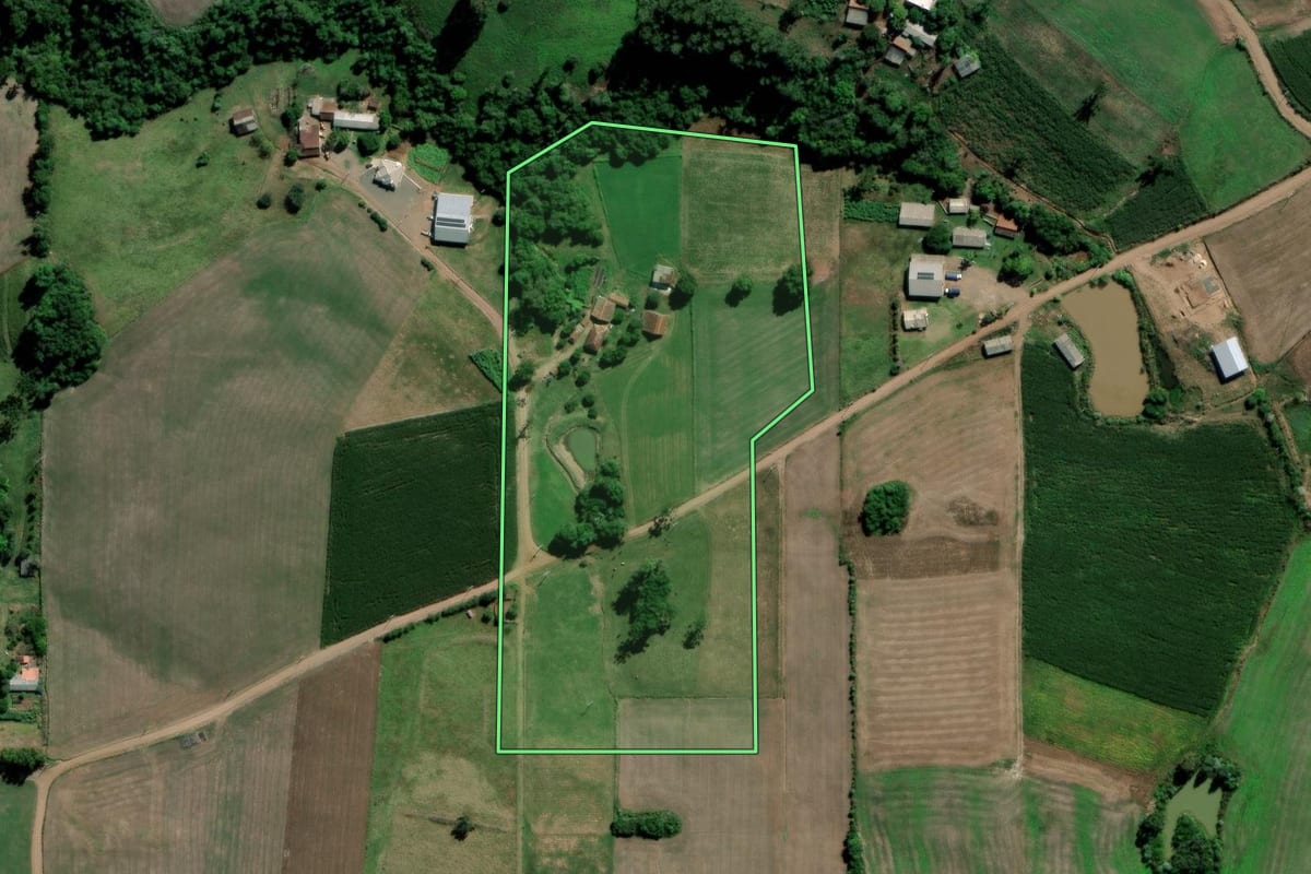 Imagem de satélite do imóvel rural em Arroio do Tigre (RS), com o contorno declarado no CAR desenhado por cima.