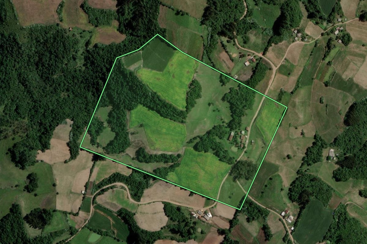 Imagem de satélite do imóvel rural em Arroio do Tigre (RS), com o contorno declarado no CAR desenhado por cima.