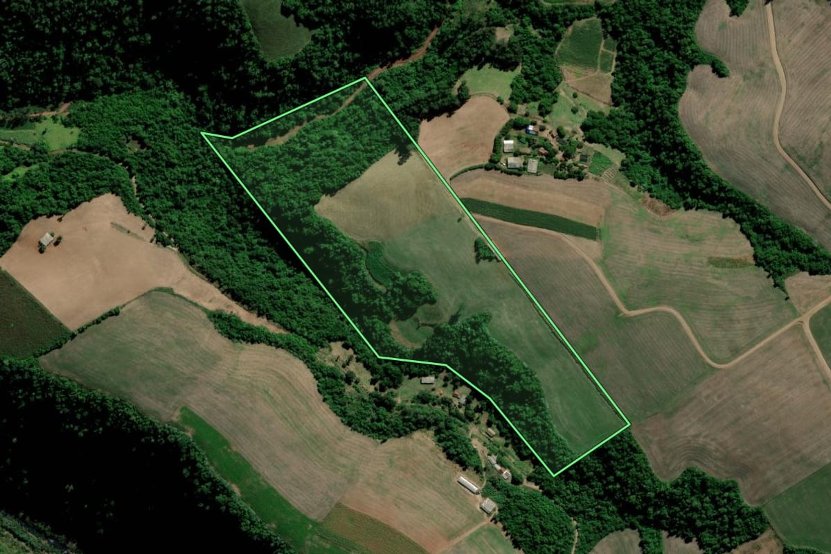 Imagem de satélite do imóvel rural em Arroio do Tigre (RS), com o contorno declarado no CAR desenhado por cima.