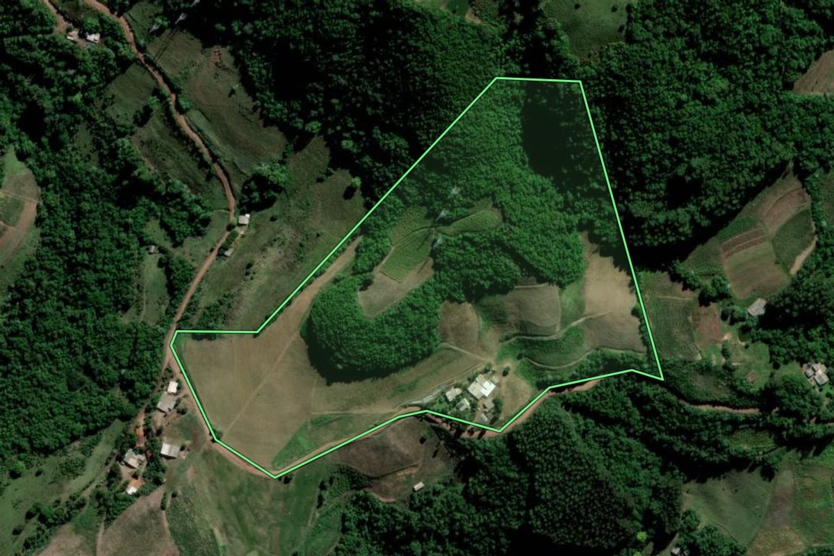 Imagem de satélite do imóvel rural em Arroio do Tigre (RS), com o contorno declarado no CAR desenhado por cima.