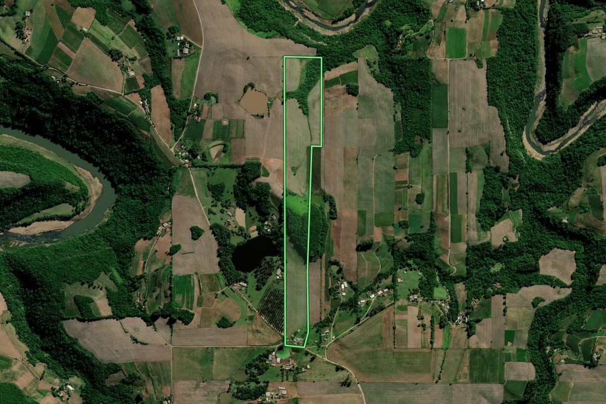 Imagem de satélite do imóvel rural em Arroio do Tigre (RS), com o contorno declarado no CAR desenhado por cima.