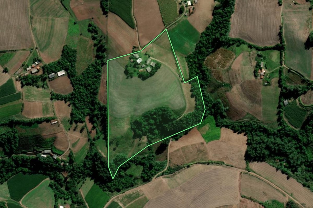 Imagem de satélite do imóvel rural em Arroio do Tigre (RS), com o contorno declarado no CAR desenhado por cima.