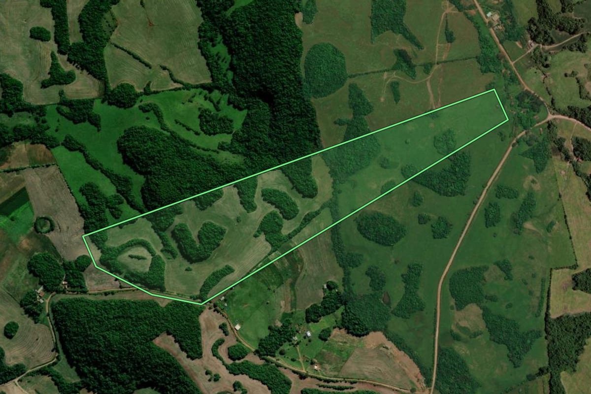 Imagem de satélite do imóvel rural em Arroio do Tigre (RS), com o contorno declarado no CAR desenhado por cima.