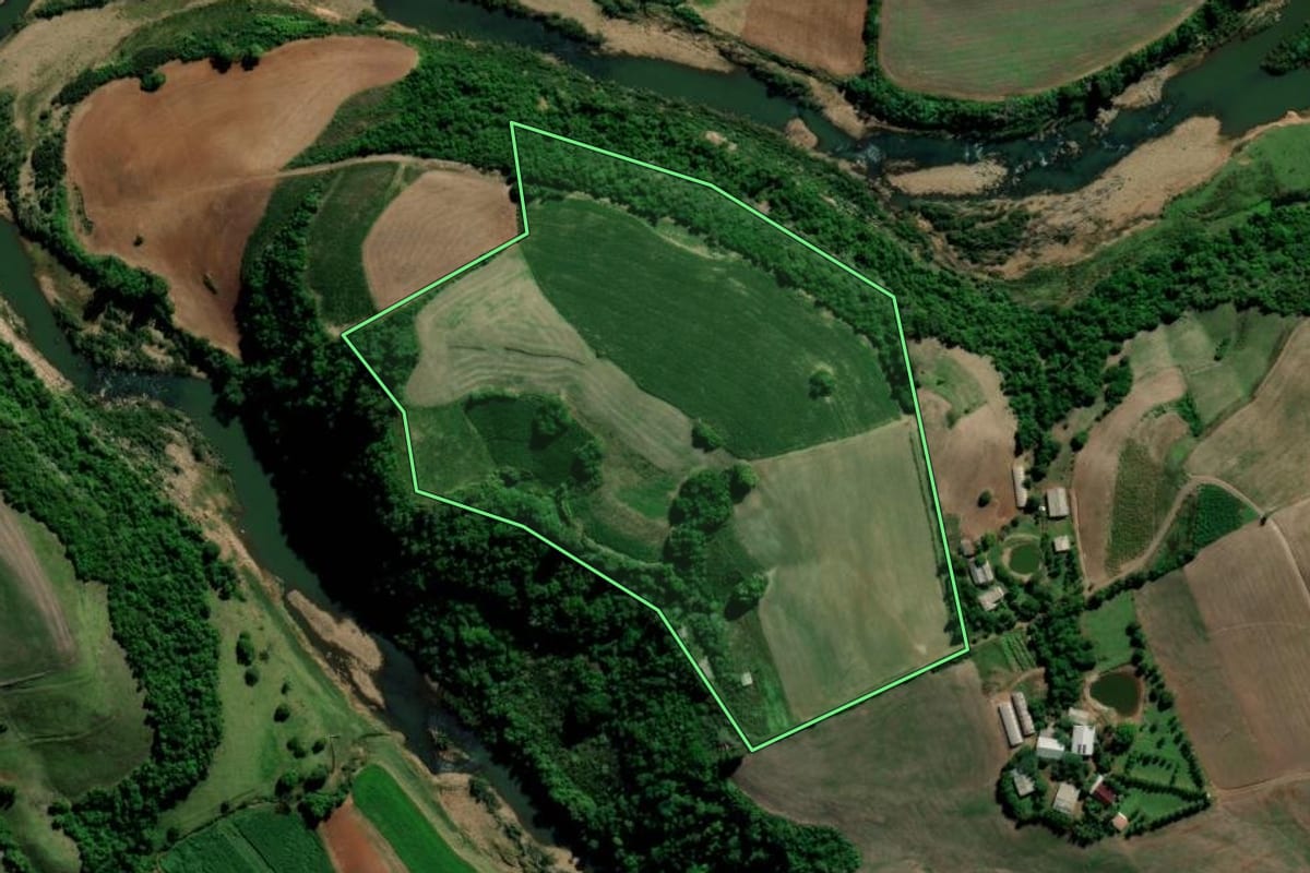 Imagem de satélite do imóvel rural em Arroio do Tigre (RS), com o contorno declarado no CAR desenhado por cima.