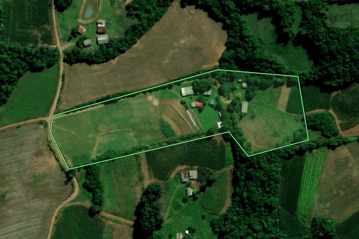 Imagem de satélite do imóvel rural em Arroio do Tigre (RS), com o contorno declarado no CAR desenhado por cima.