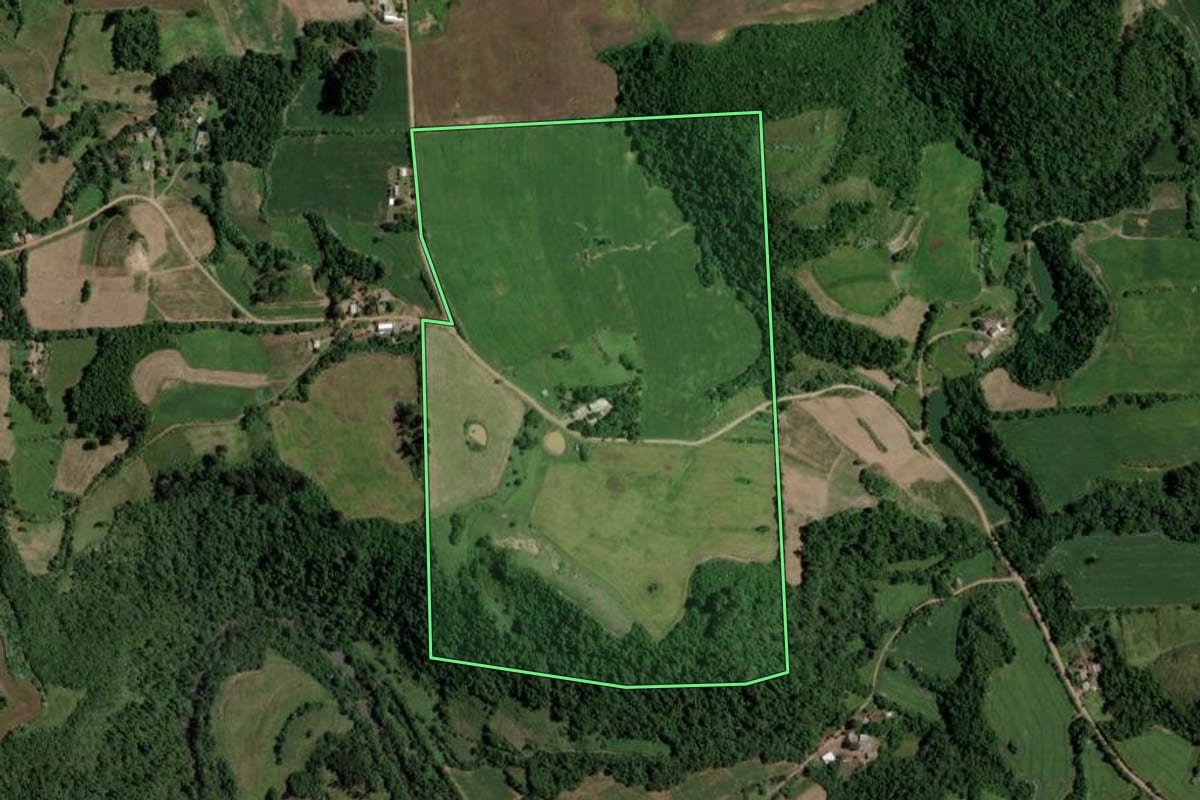 Imagem de satélite do imóvel rural em Arroio do Tigre (RS), com o contorno declarado no CAR desenhado por cima.