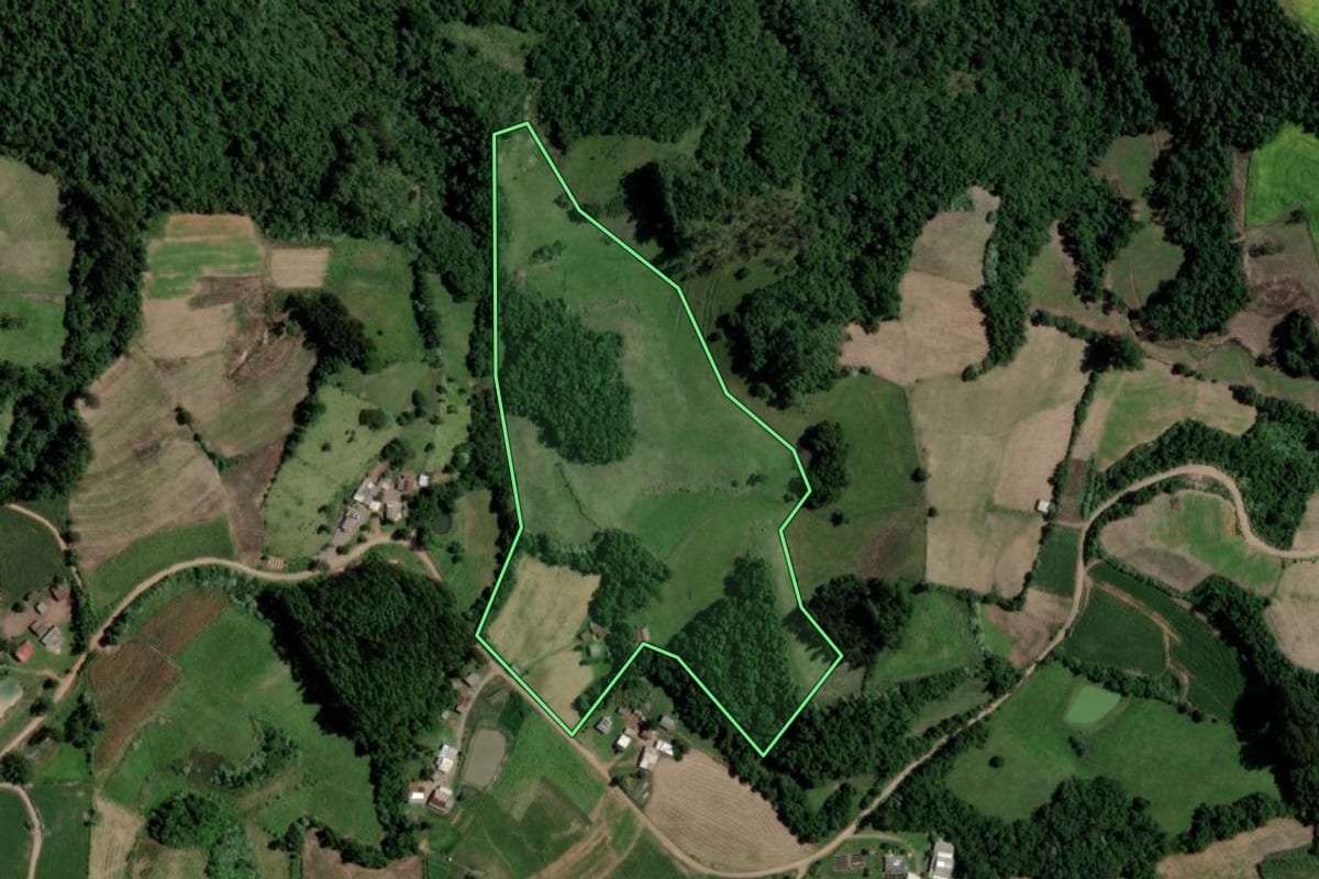 Imagem de satélite do imóvel rural em Arroio do Tigre (RS), com o contorno declarado no CAR desenhado por cima.