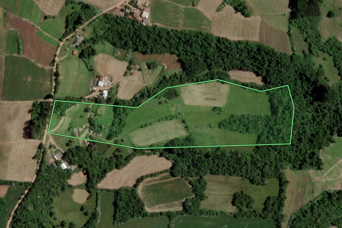Imagem de satélite do imóvel rural em Arroio do Tigre (RS), com o contorno declarado no CAR desenhado por cima.