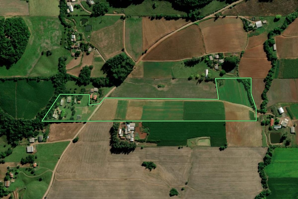 Imagem de satélite do imóvel rural em Arroio do Tigre (RS), com o contorno declarado no CAR desenhado por cima.