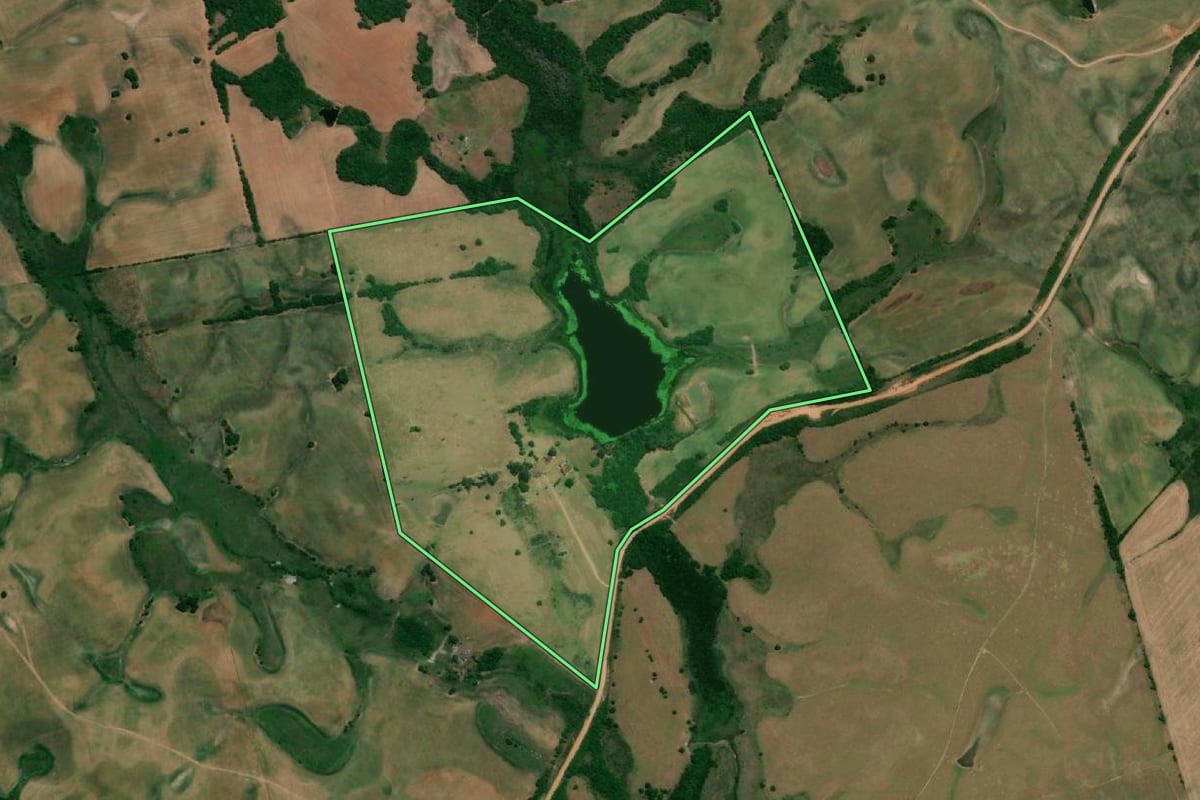 Imagem de satélite do imóvel rural em Arroio Grande (RS), com o contorno declarado no CAR desenhado por cima.