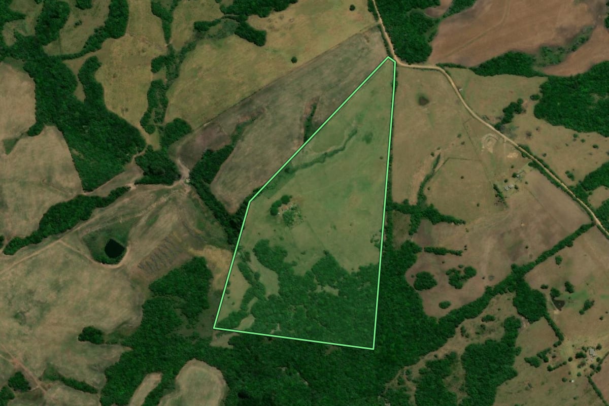 Imagem de satélite do imóvel rural em Arroio Grande (RS), com o contorno declarado no CAR desenhado por cima.