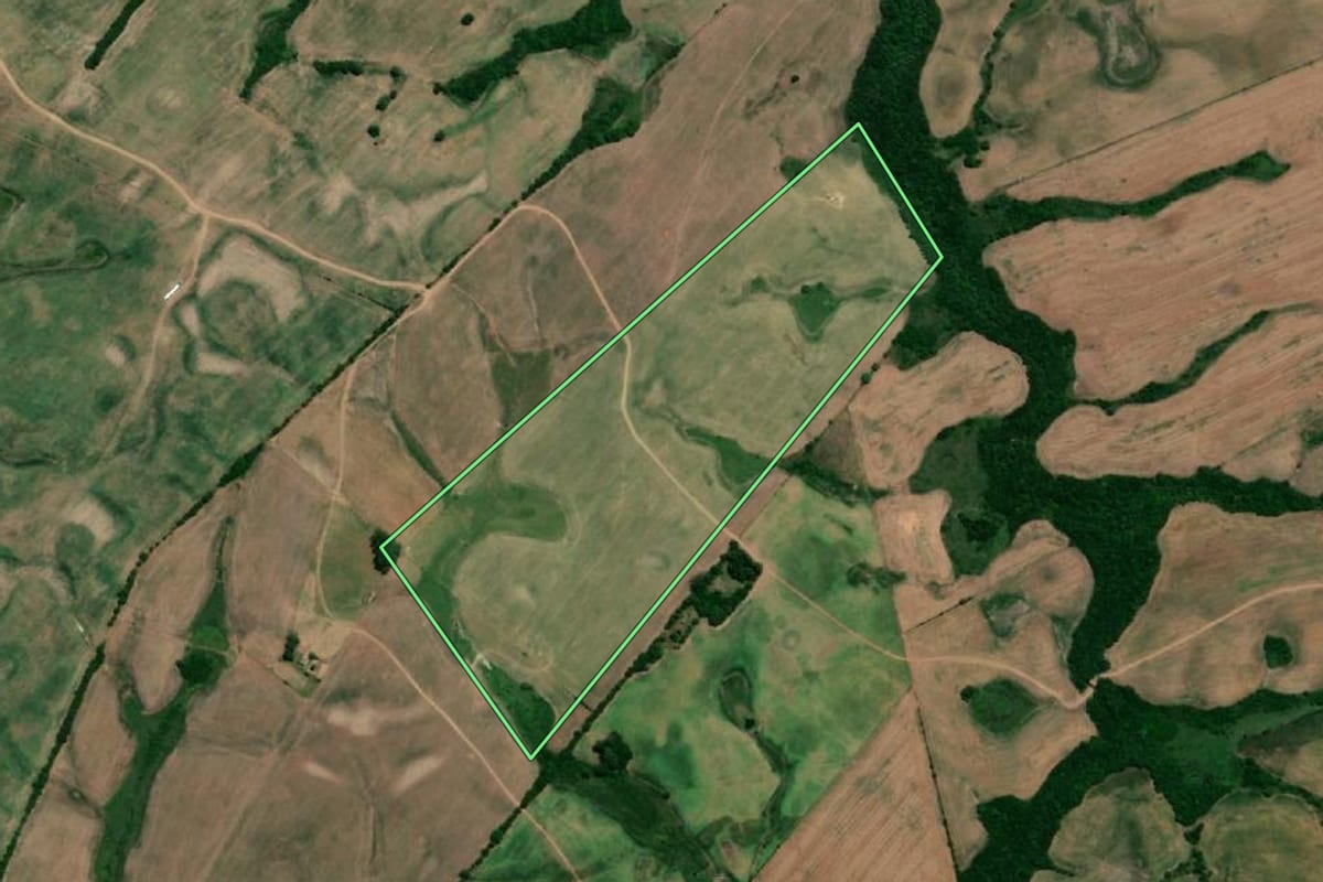Imagem de satélite do imóvel rural em Arroio Grande (RS), com o contorno declarado no CAR desenhado por cima.