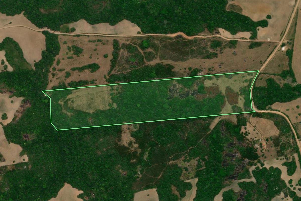 Imagem de satélite do imóvel rural em Arroio Grande (RS), com o contorno declarado no CAR desenhado por cima.