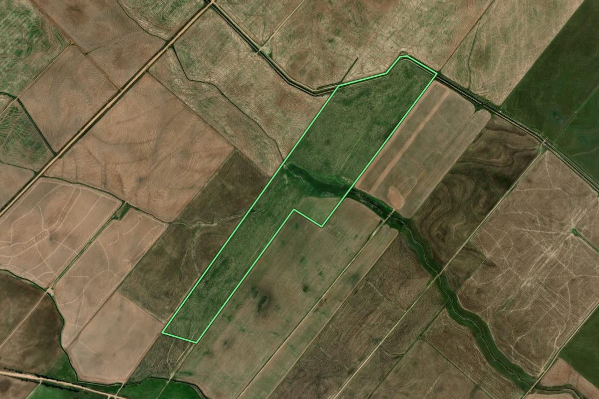 Imagem de satélite do imóvel rural em Arroio Grande (RS), com o contorno declarado no CAR desenhado por cima.