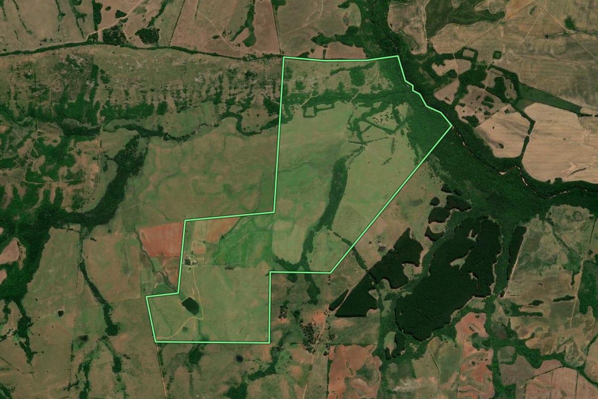 Imagem de satélite do imóvel rural em Arroio Grande (RS), com o contorno declarado no CAR desenhado por cima.