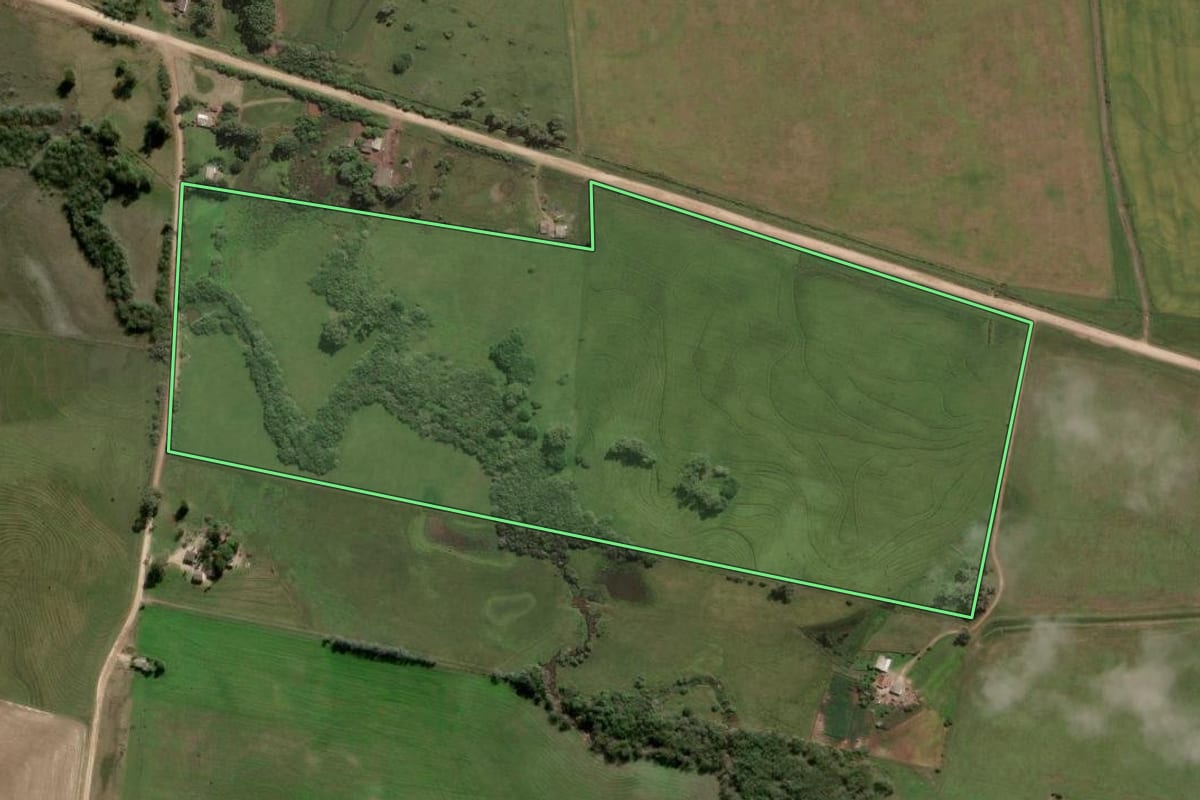 Imagem de satélite do imóvel rural em Arroio Grande (RS), com o contorno declarado no CAR desenhado por cima.