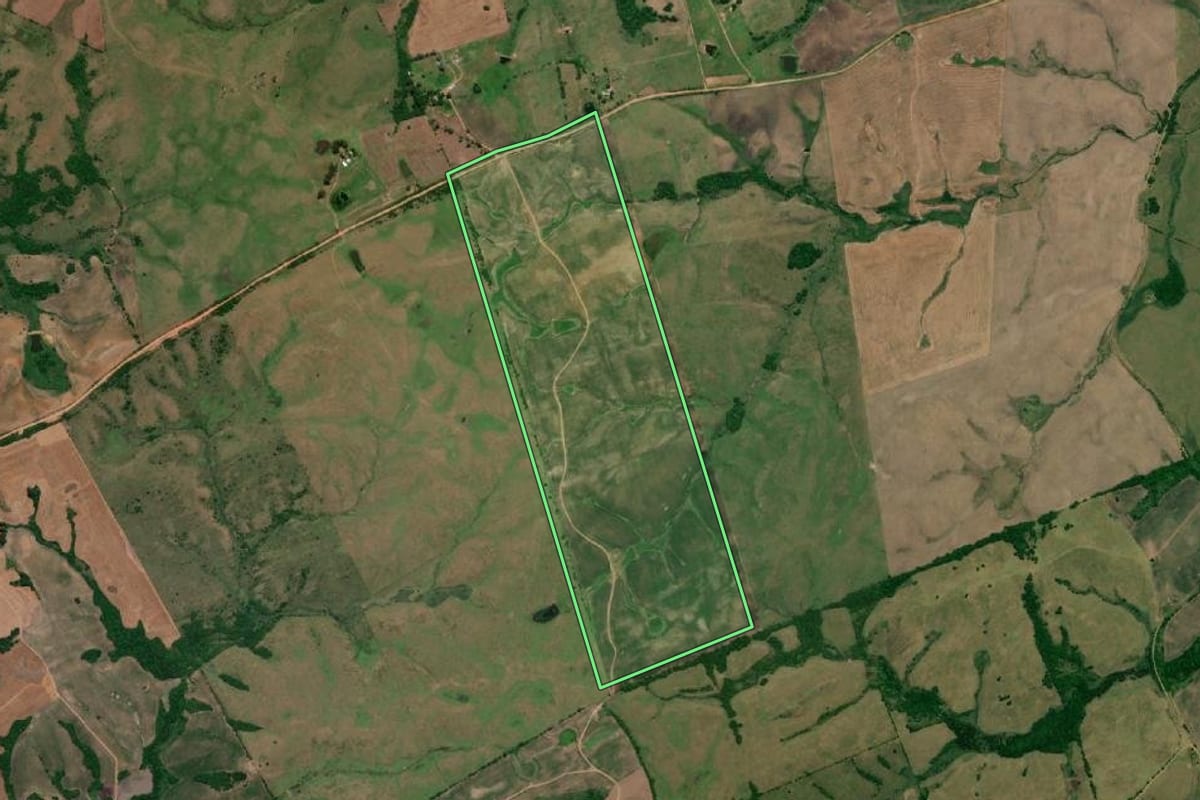 Imagem de satélite do imóvel rural em Arroio Grande (RS), com o contorno declarado no CAR desenhado por cima.