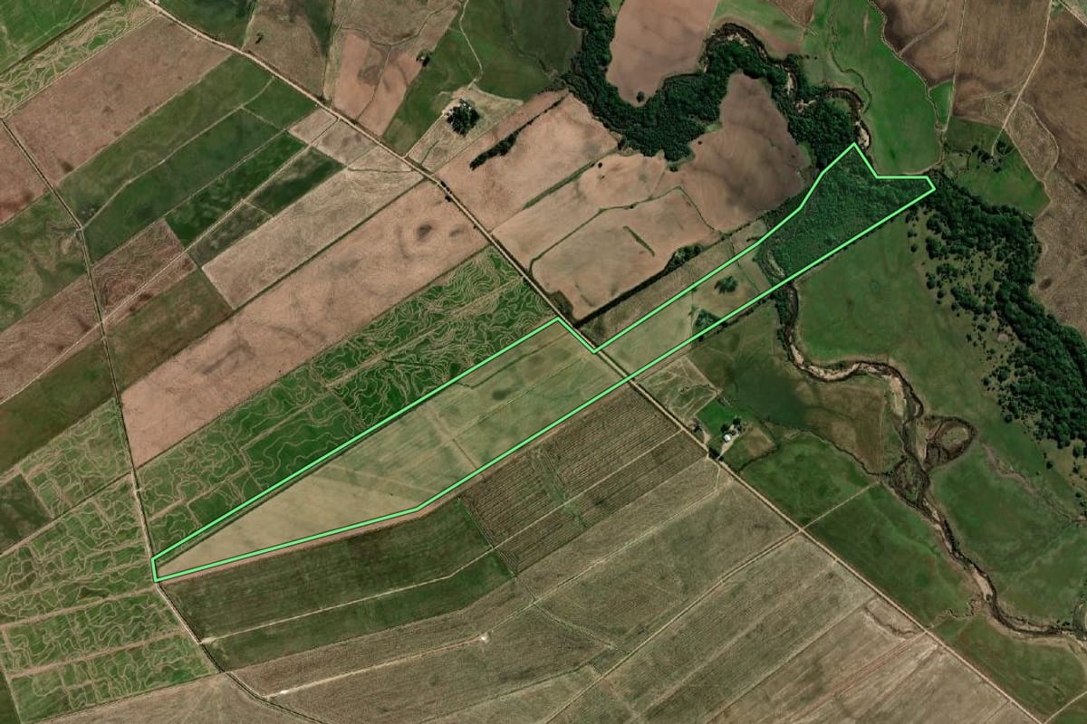 Imagem de satélite do imóvel rural em Arroio Grande (RS), com o contorno declarado no CAR desenhado por cima.
