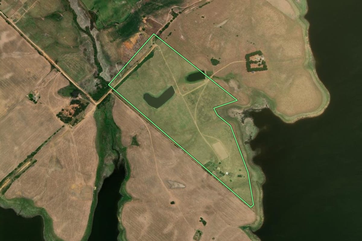Imagem de satélite do imóvel rural em Arroio Grande (RS), com o contorno declarado no CAR desenhado por cima.