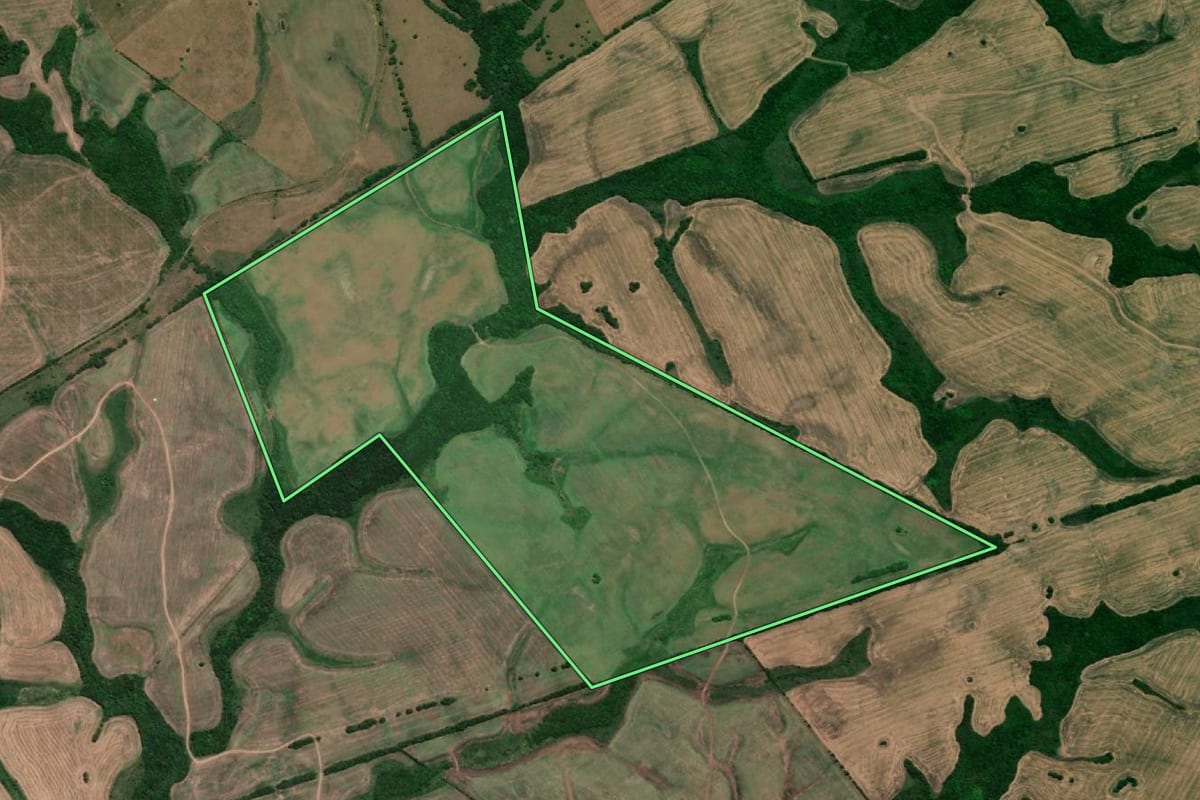 Imagem de satélite do imóvel rural em Arroio Grande (RS), com o contorno declarado no CAR desenhado por cima.