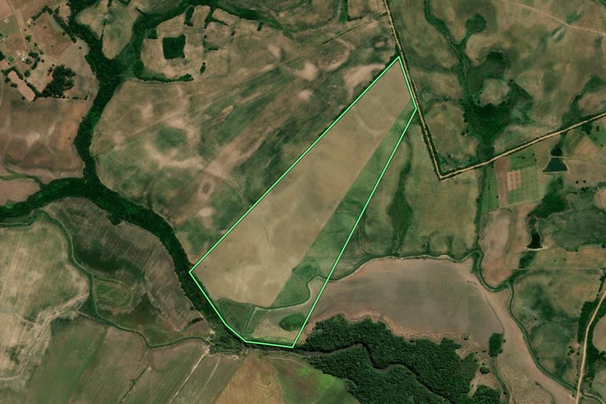 Imagem de satélite do imóvel rural em Arroio Grande (RS), com o contorno declarado no CAR desenhado por cima.