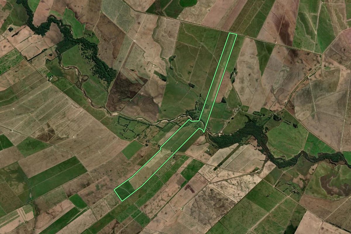 Imagem de satélite do imóvel rural em Arroio Grande (RS), com o contorno declarado no CAR desenhado por cima.