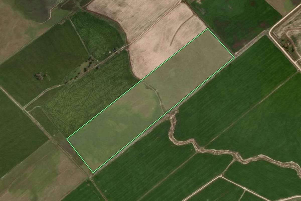 Imagem de satélite do imóvel rural em Arroio Grande (RS), com o contorno declarado no CAR desenhado por cima.