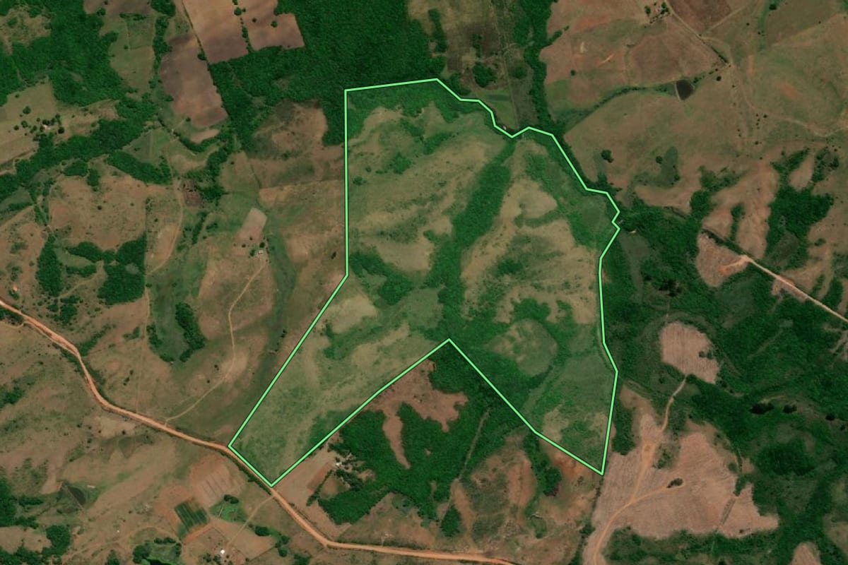 Imagem de satélite do imóvel rural em Arroio Grande (RS), com o contorno declarado no CAR desenhado por cima.