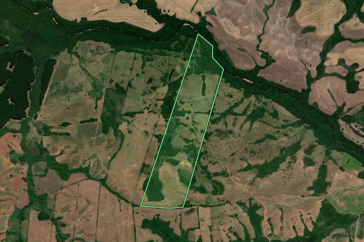 Imagem de satélite do imóvel rural em Arroio Grande (RS), com o contorno declarado no CAR desenhado por cima.