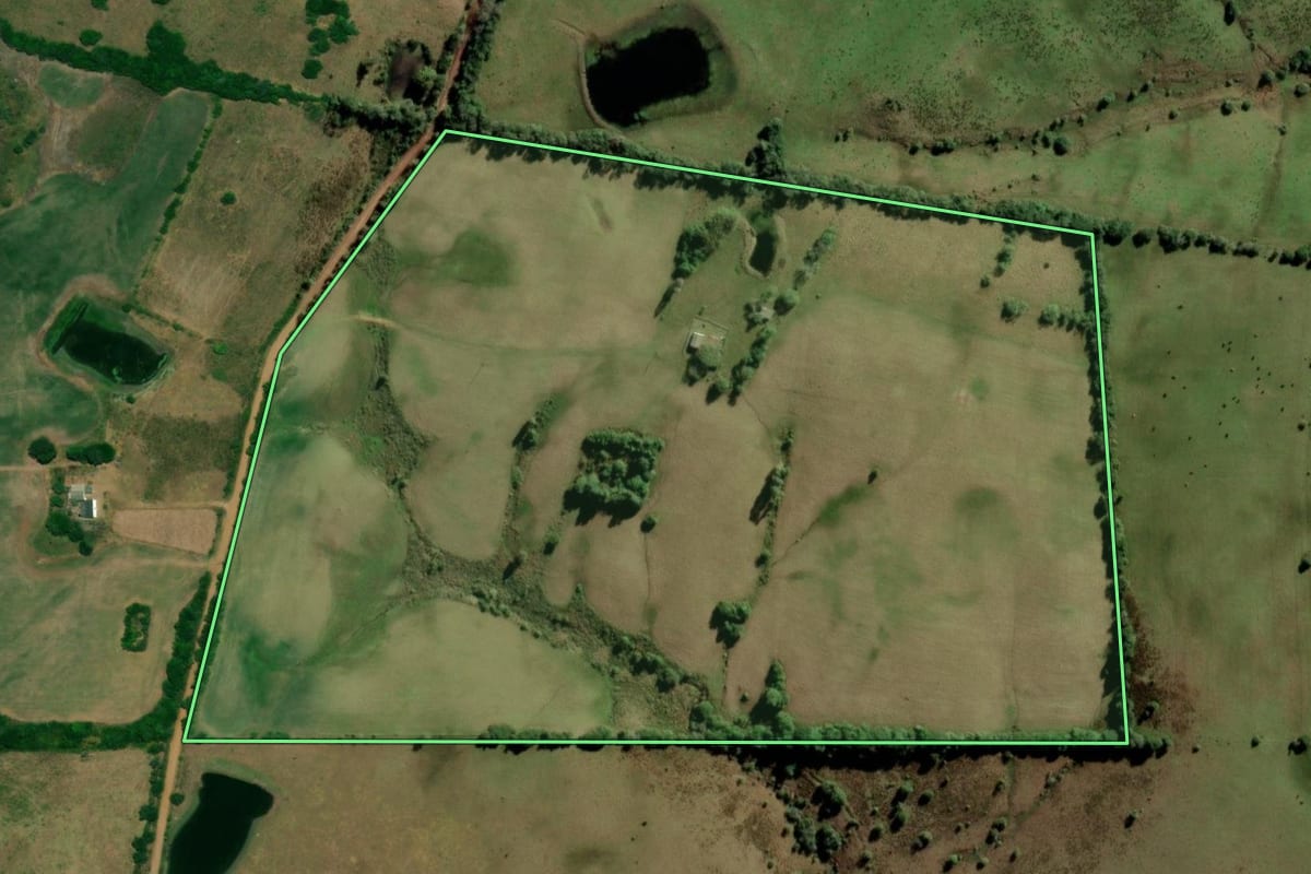 Imagem de satélite do imóvel rural em Arroio Grande (RS), com o contorno declarado no CAR desenhado por cima.