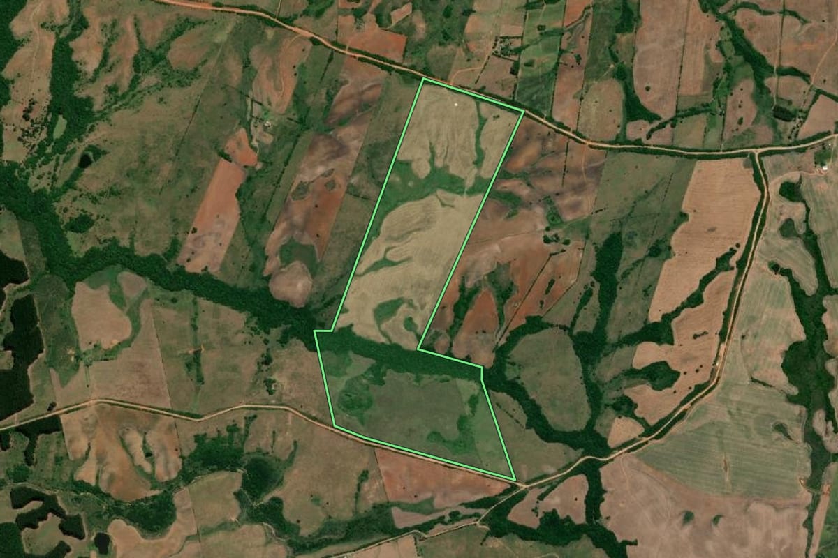 Imagem de satélite do imóvel rural em Arroio Grande (RS), com o contorno declarado no CAR desenhado por cima.