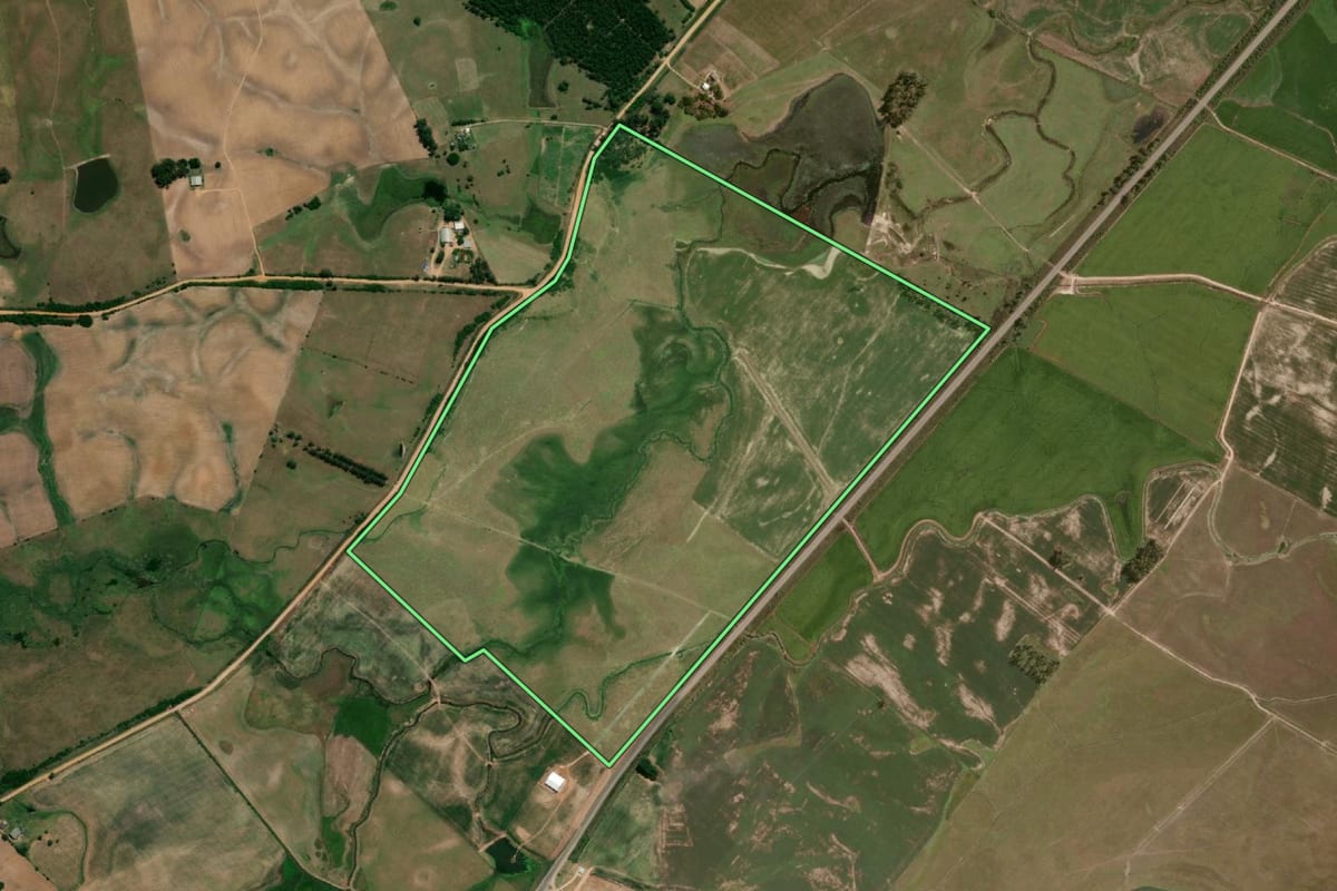 Imagem de satélite do imóvel rural em Arroio Grande (RS), com o contorno declarado no CAR desenhado por cima.