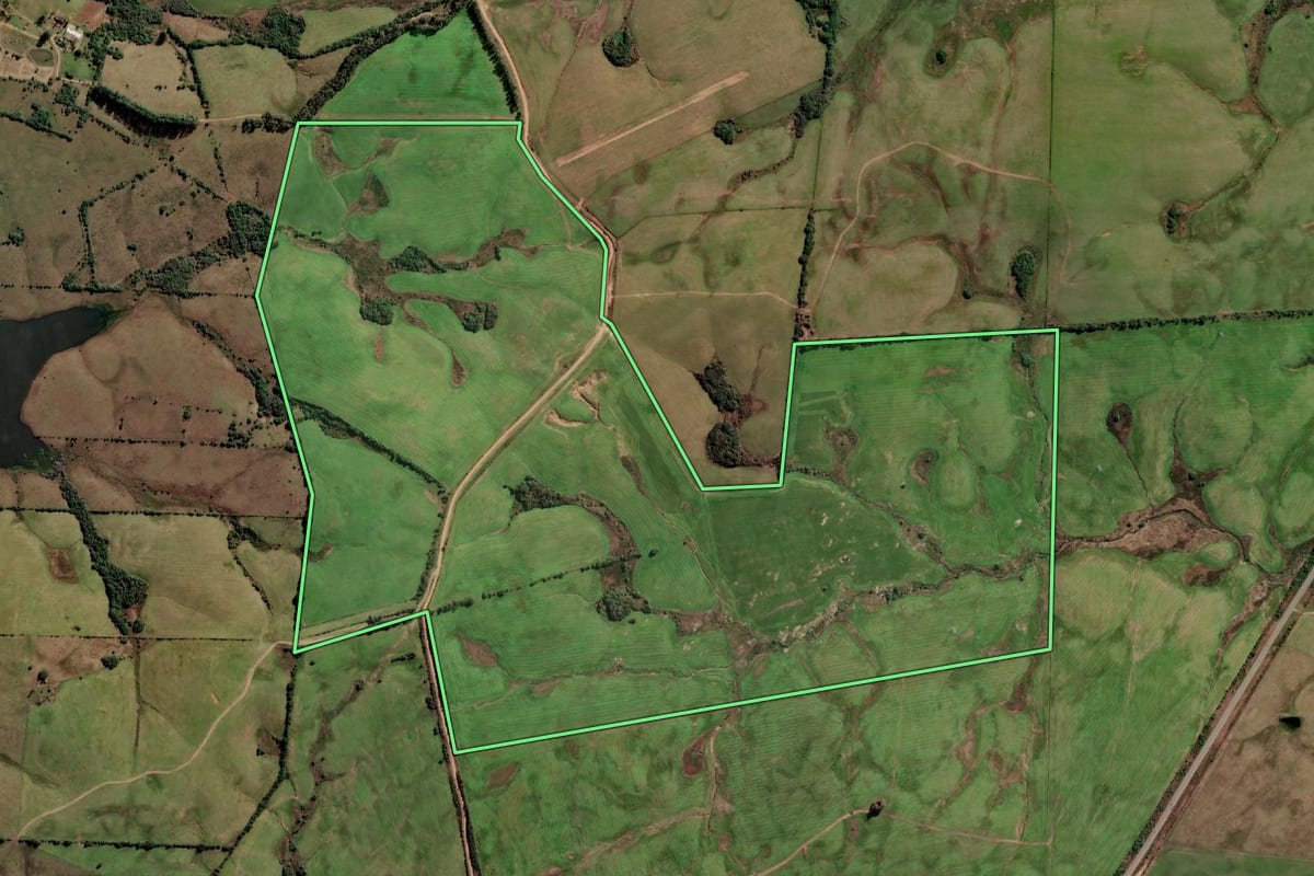 Imagem de satélite do imóvel rural em Arroio Grande (RS), com o contorno declarado no CAR desenhado por cima.