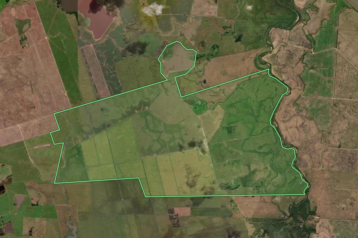 Imagem de satélite do imóvel rural em Arroio Grande (RS), com o contorno declarado no CAR desenhado por cima.