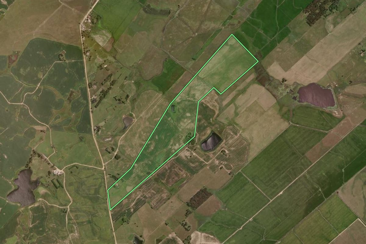 Imagem de satélite do imóvel rural em Arroio Grande (RS), com o contorno declarado no CAR desenhado por cima.
