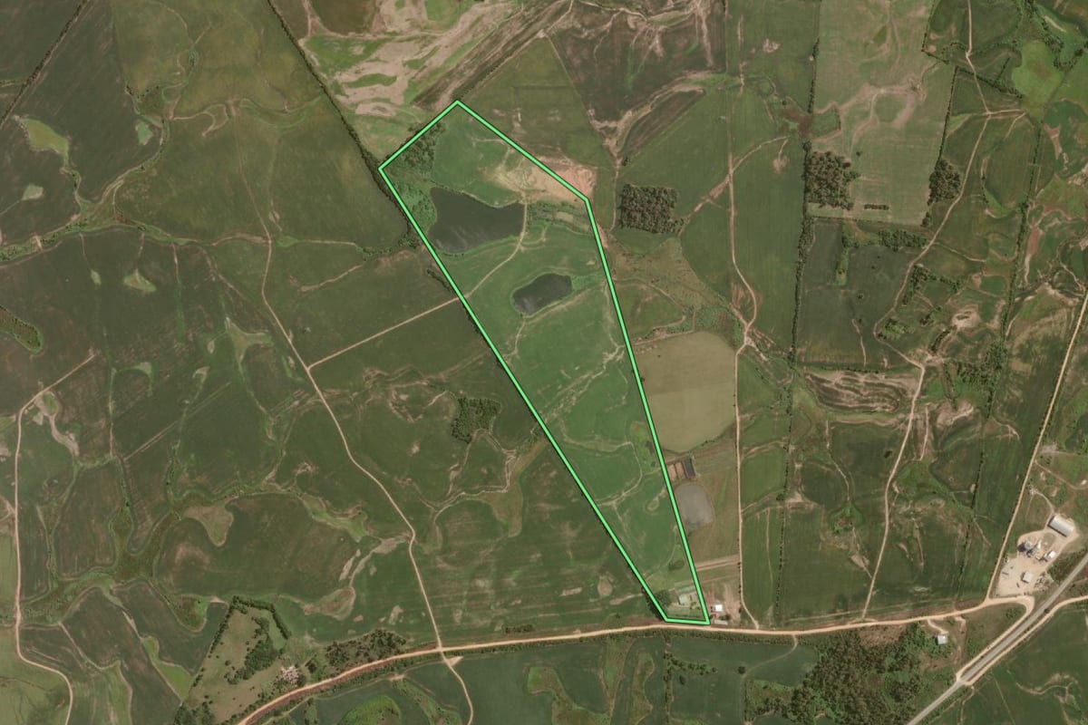 Imagem de satélite do imóvel rural em Arroio Grande (RS), com o contorno declarado no CAR desenhado por cima.