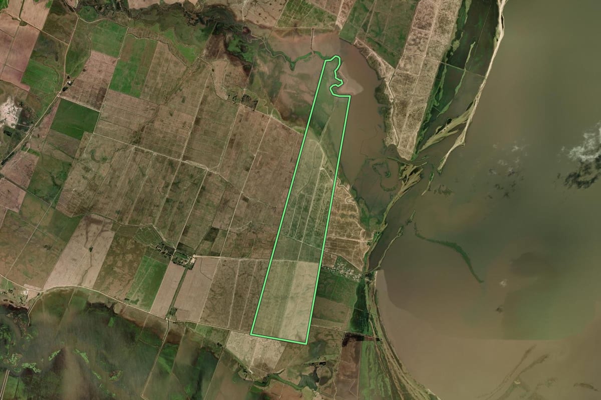 Imagem de satélite do imóvel rural em Arroio Grande (RS), com o contorno declarado no CAR desenhado por cima.