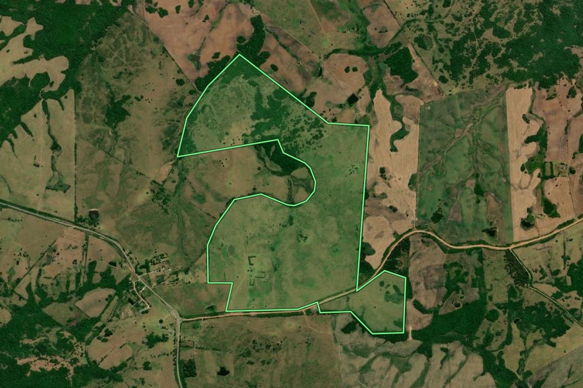 Imagem de satélite do imóvel rural em Arroio Grande (RS), com o contorno declarado no CAR desenhado por cima.