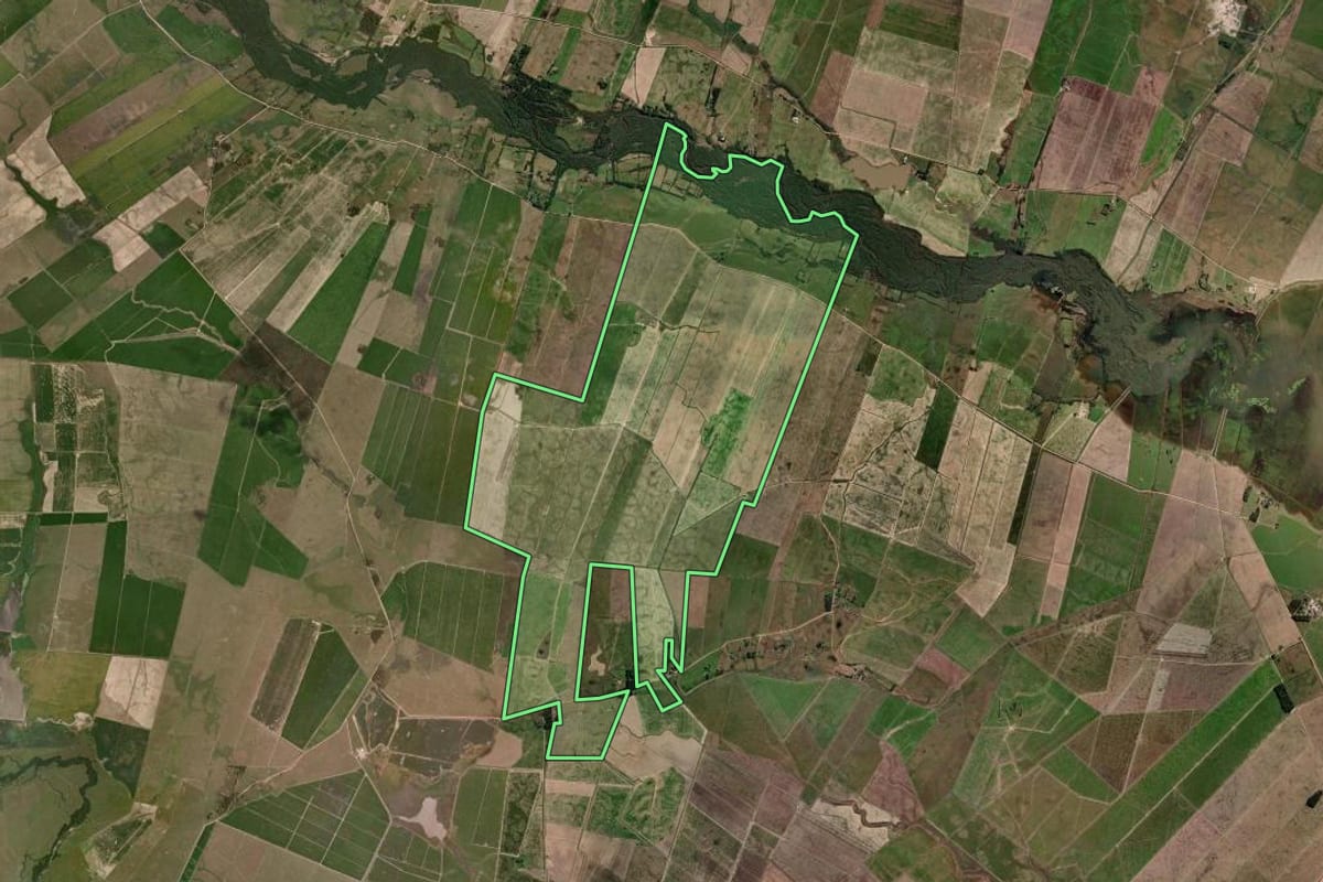 Imagem de satélite do imóvel rural em Arroio Grande (RS), com o contorno declarado no CAR desenhado por cima.