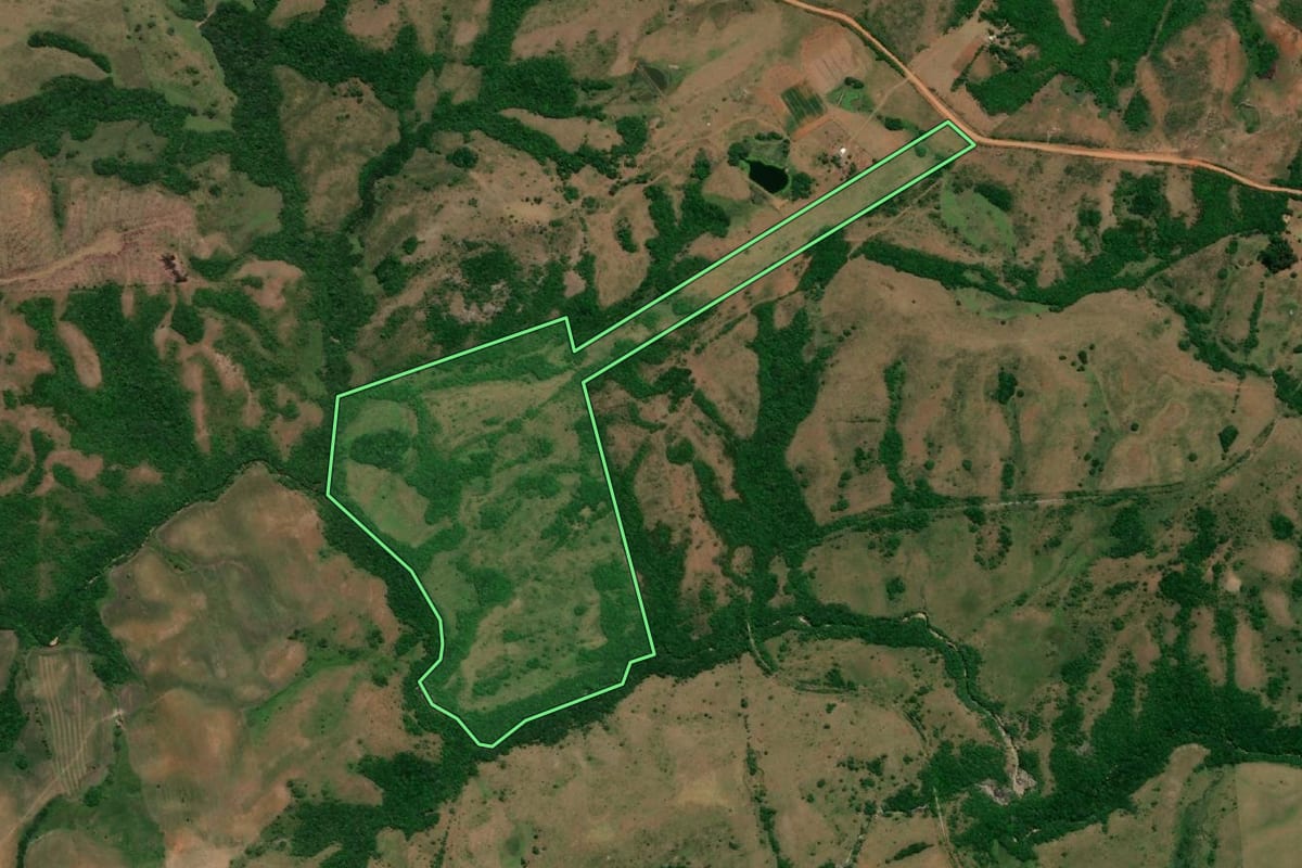 Imagem de satélite do imóvel rural em Arroio Grande (RS), com o contorno declarado no CAR desenhado por cima.