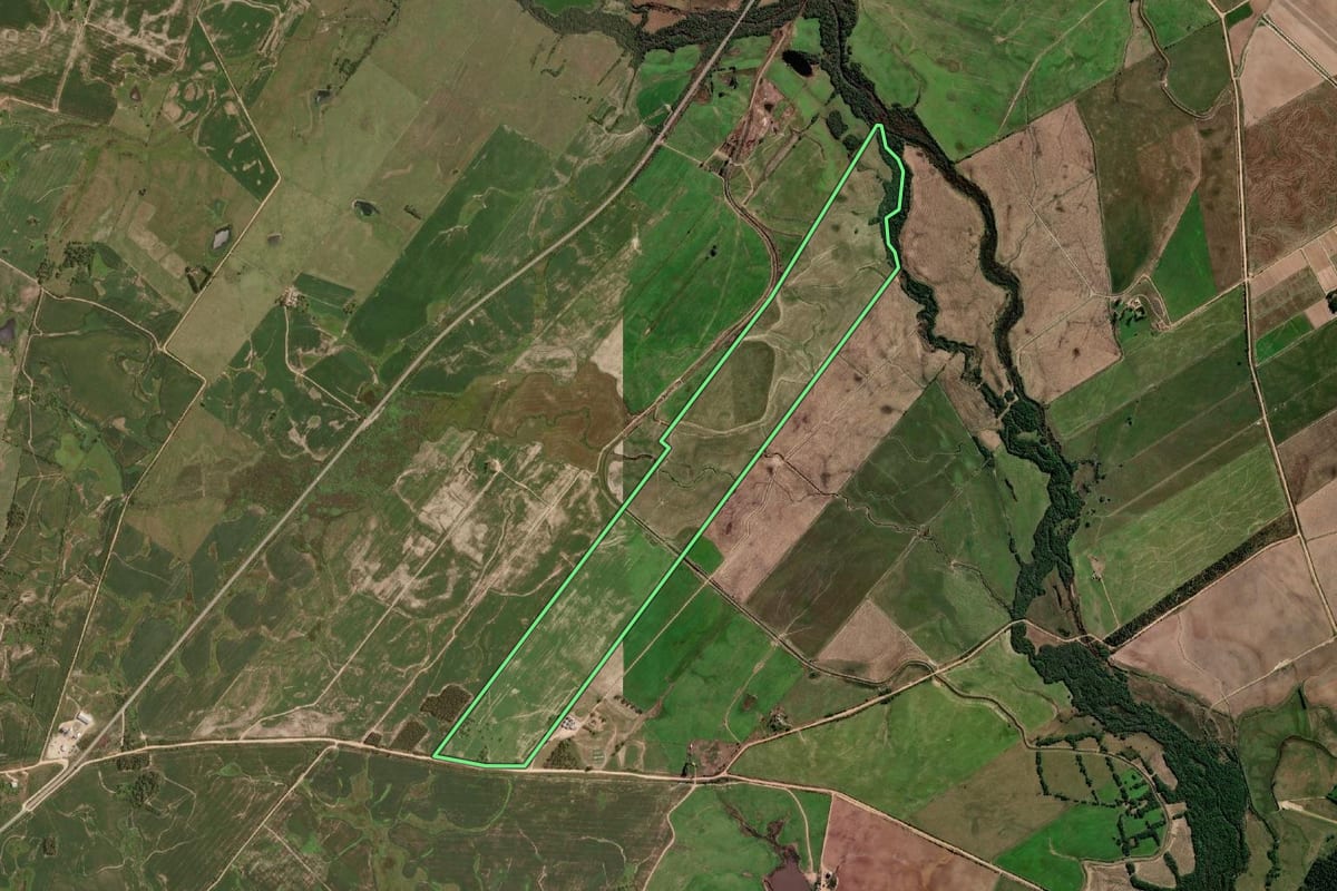 Imagem de satélite do imóvel rural em Arroio Grande (RS), com o contorno declarado no CAR desenhado por cima.