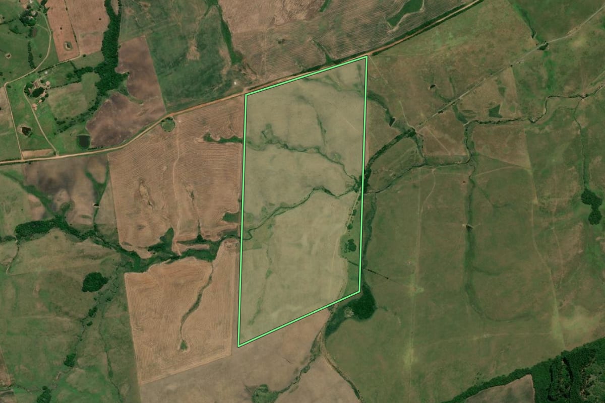 Imagem de satélite do imóvel rural em Arroio Grande (RS), com o contorno declarado no CAR desenhado por cima.