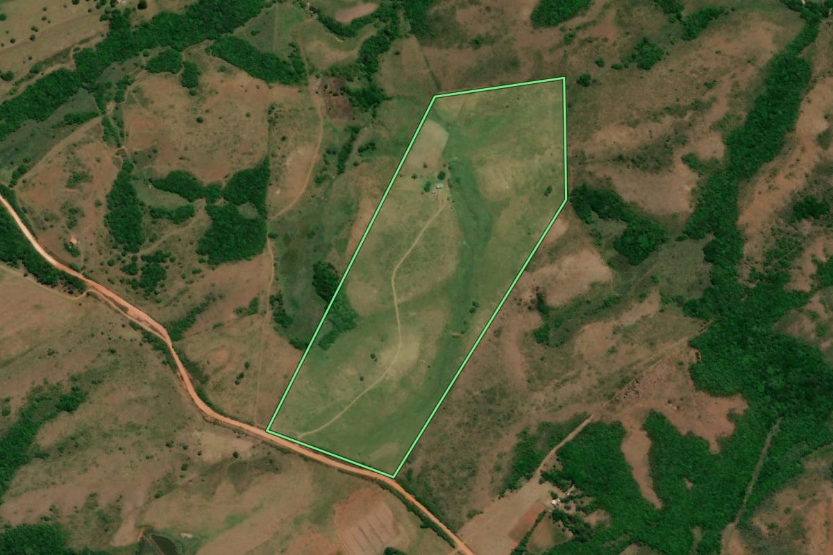 Imagem de satélite do imóvel rural em Arroio Grande (RS), com o contorno declarado no CAR desenhado por cima.